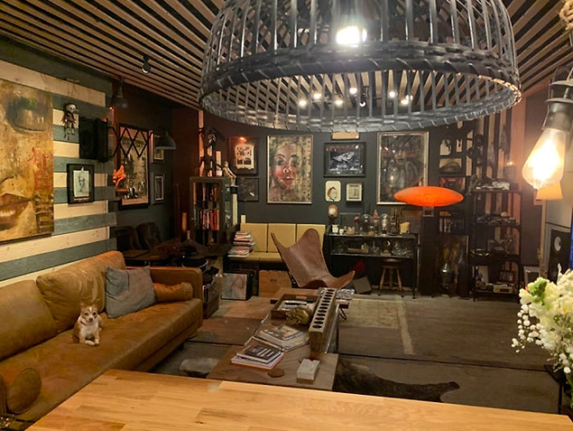 İlk başta 3 katlı bir şehir evi yaptırmayı planladığı için birilerini işe almış.