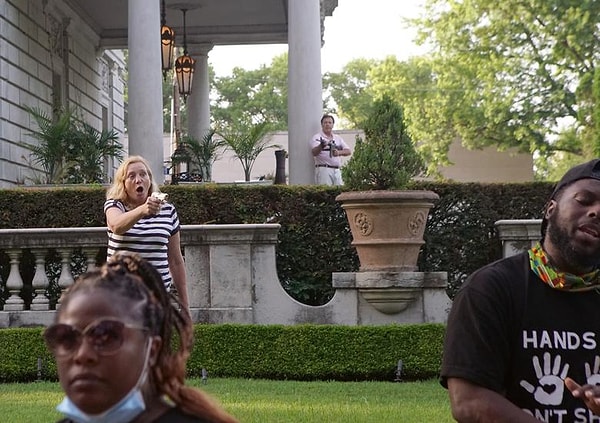 12. Патрисия Макклоски и ее муж Марк Макклоски нацеливают оружие на протестующих, которые зашли на их участок во время демонстрации против мэра Сент-Луиса Лиды Крюсон.