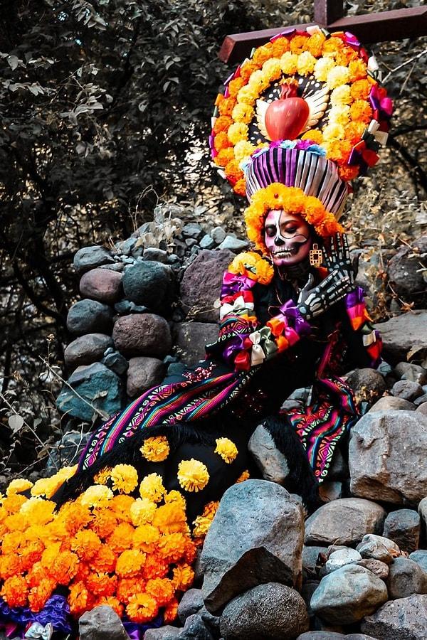 2. Yarışmacılar; geleneksel Meksika kıyafetleri, tarihi ve kültüründen ilham alınan ayrıntılı tasarımlarla resmen ortalığı sallıyor.
