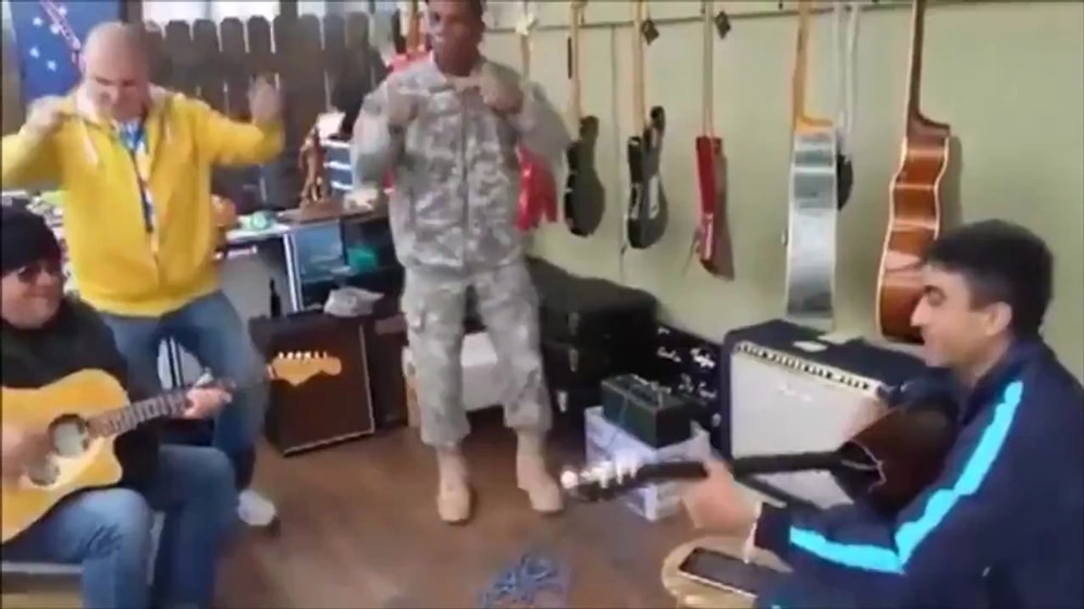 Kosova'da ABD'li Askere 'Atım Araptır' ile Dans Ettiren Türk Askeri