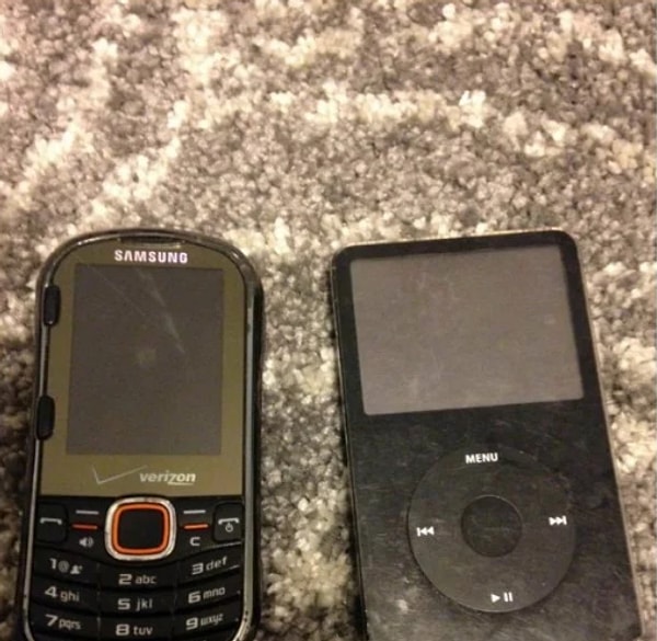 19. Тогда нужно было носить с собой музыкальный плеер и телефон одновременно.