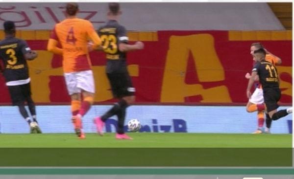 Galatasaray, VAR incelemesi sonrasında 62. dakikada penaltı kazandı.