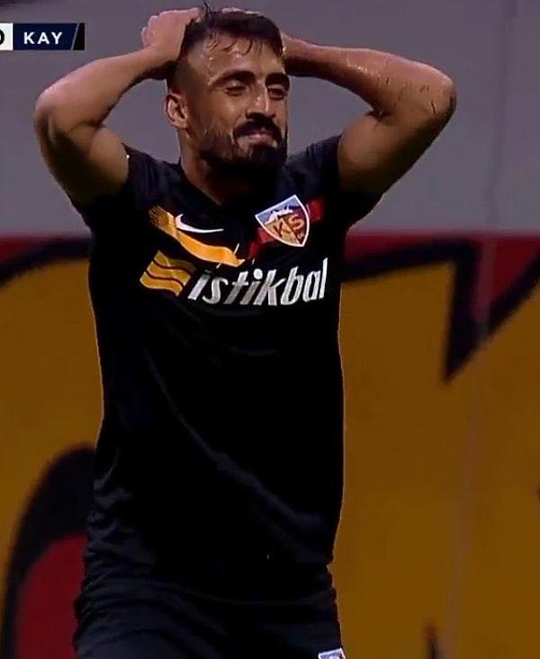 Penaltıya sebep veren Muğdat Çelik, Linnes'e yaptığı hareket sonrasında ikinci sırdan kırmızı kartla oyundan atıldı. Muğdat, Süper Lig'de ilk kırmızı kartını Galatasaray maçında gördü.