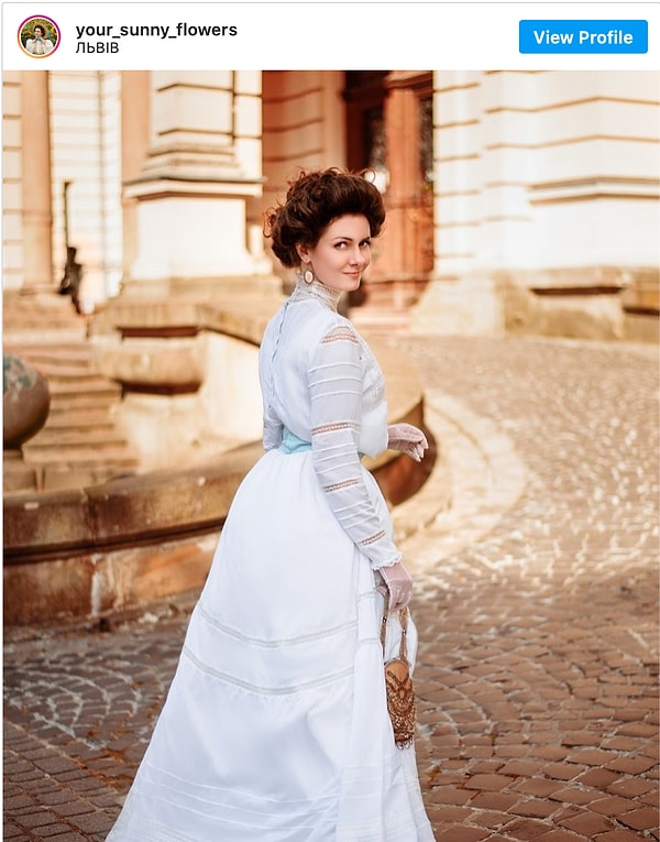 3. Несмотря на то, что утренние сборы теперь отнимают гораздо больше времени, чем раньше, Мила говорит, что игра стоит свеч, поскольку винтажный стиль гораздо ближе ее душе и позволяет ей чувствовать себя гораздо комфортнее и женственнее.