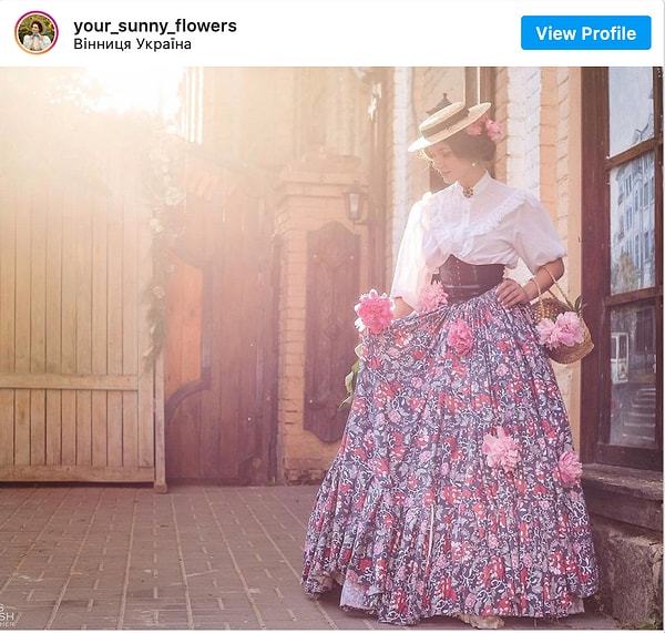 6. Мила всегда увлекалась винтажной модой. 12 лет назад она попала в клуб исторической реконструкции, члены которого увлекались средневековыми рыцарскими боями. Там Мила начала шить костюмы для различных фестивалей и боевых реконструкций, используя в качестве ориентира всевозможные старинные гравюры и картины.