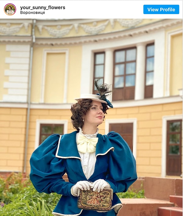 8. Винтажный гардероб Милы Поворознюк в настоящее время насчитывает более 100 предметов, относящихся к разным временам, но большинство из них относится к моде конца 18 - начала 19 века - времени, когда, по словам молодой украинки, женщины выглядели «здоровыми и красивыми», не покрывая лица слоями макияжа (в те времена даже губную помаду использовали довольно редко).