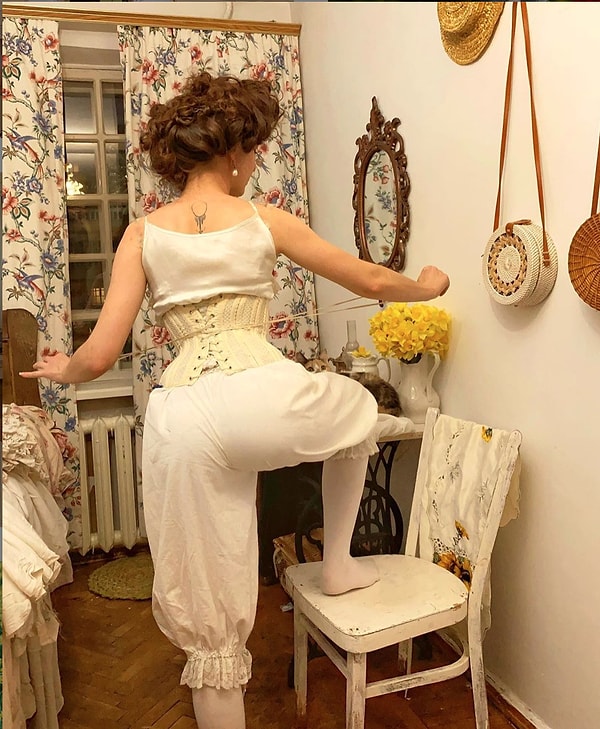 9. Мила следует всем правилам моды того времени и даже исправно носит корсет. Вы скажете, мол, это же очень неудобно, но Мила отмечает, что сделала корсет на заказ, по индивидуальному эскизу, поэтому он вполне удобен для ежедневной носки.