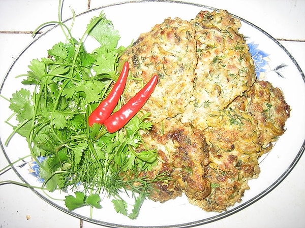 2. Если не считать двухдюймовых червей, то этот омлет готовят из вполне себе нормальных для азиатской кухни ингредиентов.