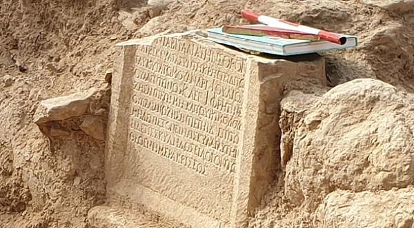 İznik Müze Müdürü Ahmet Türkmenoğlu, yapılan kazılarda çıkan eserin "ilginç kitabeler" arasında yer alacağını söyledi.
