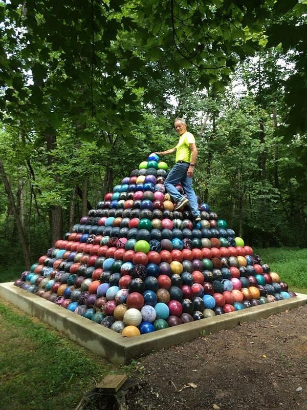 3. "Babam 15 yıl boyunca bovling topu koleksiyonu yaptı. Toplam 1785 top topladı ve bu devasa piramidi inşa etti."