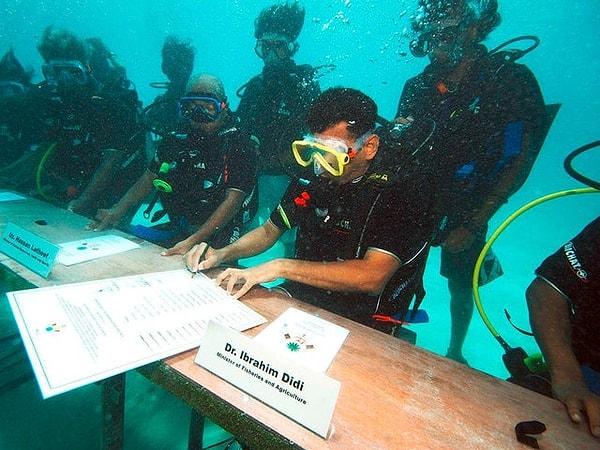 1. Maldivler başbakanı iklim değişikliğine dikkat çekmek için dünyanın ilk sualtı kabine toplantısını yapıyor.