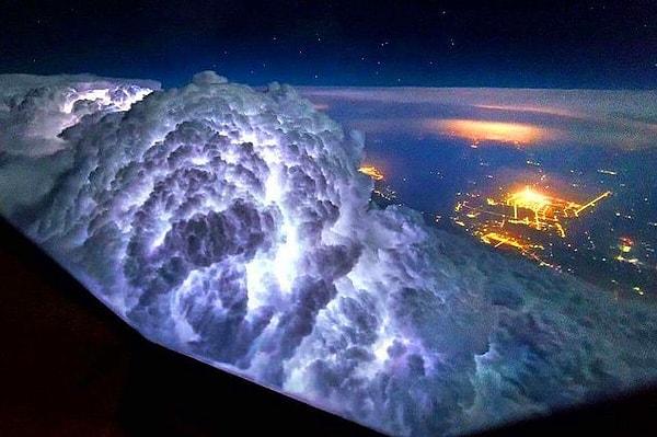 16. Bir uçakta yolculuk ederken yeryüzünde korku yaratan bir fırtınayı görmek mümkün mü?