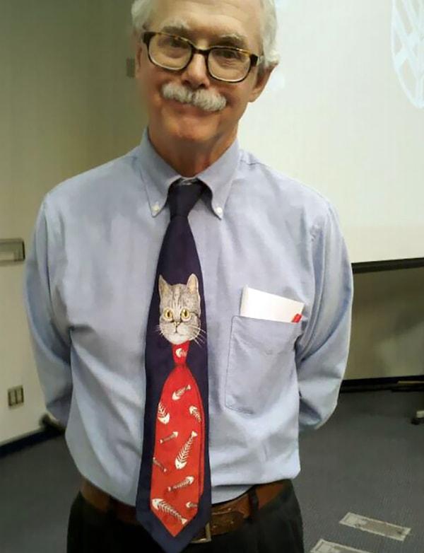 16. "Biyoloji öğretmenimin derste taktığı kravata bakın😍"