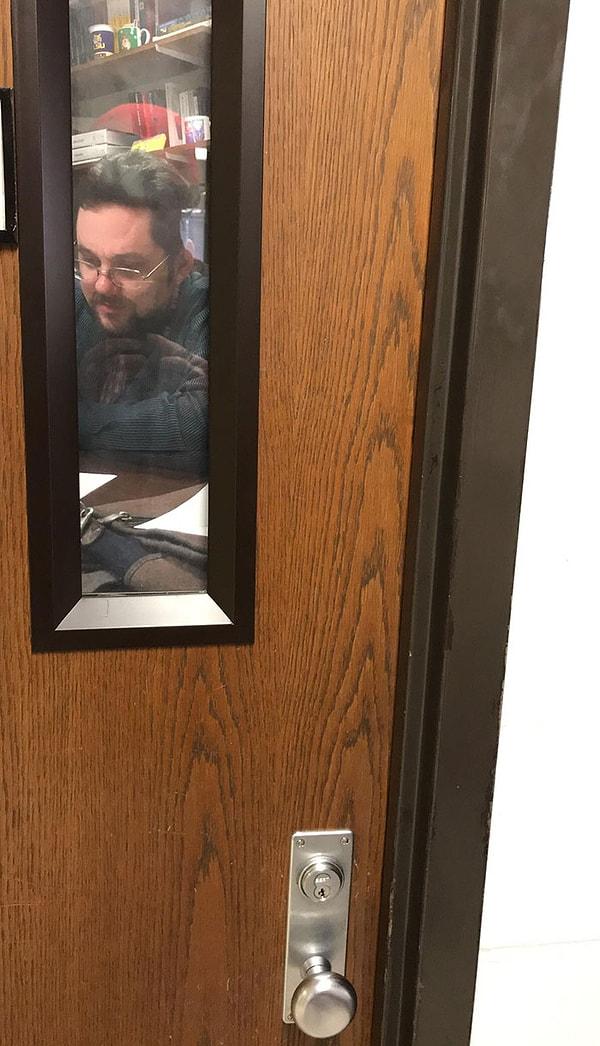 18. "Öğretmenimiz, bizi kandırmak için ofis kapısına fotoğrafını yapıştırmış."