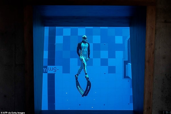 Бассейн вмещает 8000 кубометров воды - это более чем в 20 раз больше, чем в обычном 25-метровом бассейне.