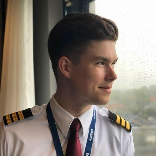 На днях Роман поделился двумя своими фотографиями в социальной сети Pikabu, которые моментально стали вирусными.