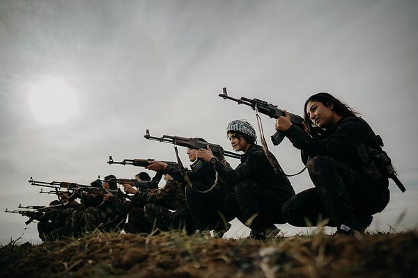 2. Джин! Джиян! Азади! (Женщины! Жизнь! Свобода!)