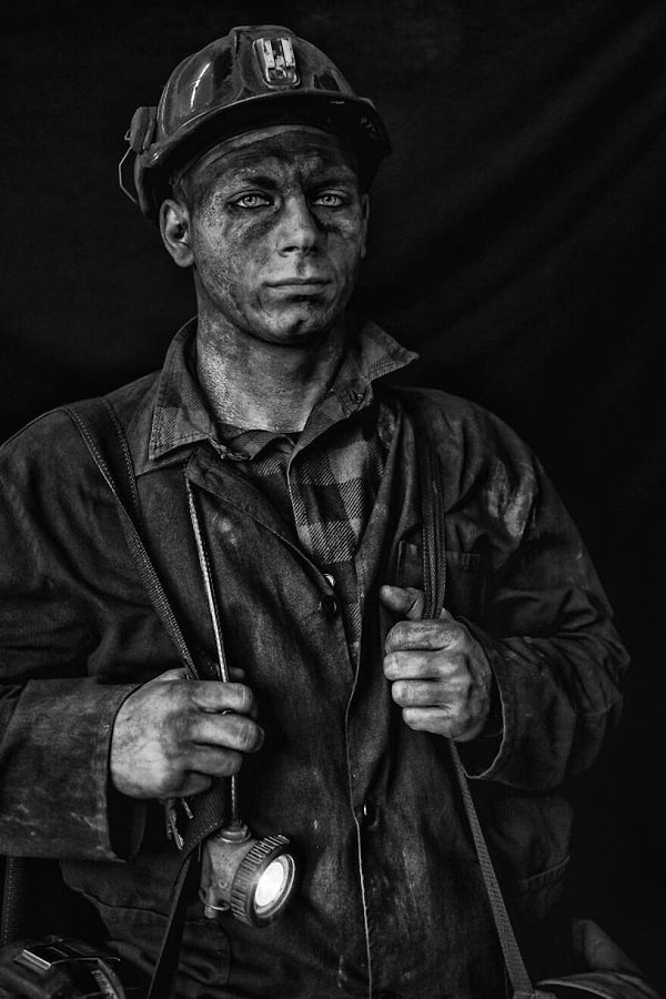 17. Угольно-черный