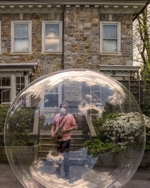 19. Музыкант у своего дома во время вспышки Covid19