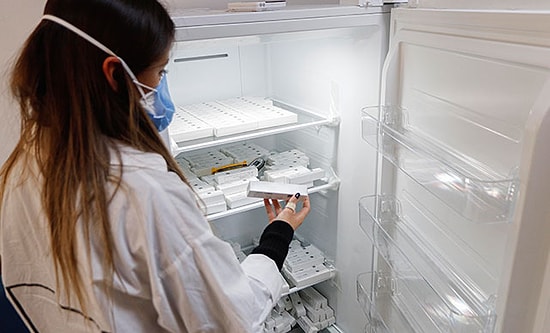 Hacettepe'de, Türk Profesörün Aşısı Eksi 72, Çin Aşısı Artı 4'te Tutuluyor