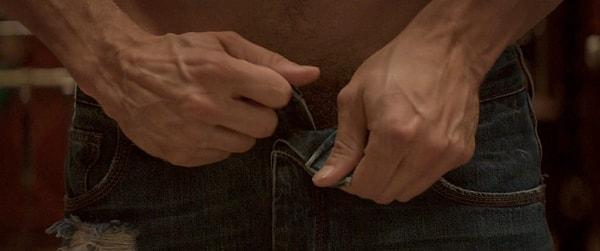 4. "Pantolonunun düğmelerini yavaşça açan bir adam"