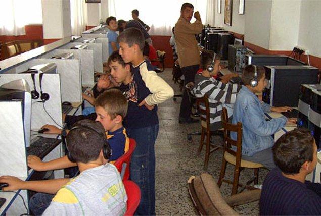 7. Çocukların sokaklarda oynadıkları oyunları bırakıp bilgisayar oyunları oynamaya başladıkları internet kafeler