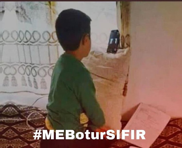 Tıpkı anatomiye hiç uymayacak şekilde, mümkün olduğunca çeken bir yerden, anne ya da babasının internetinin bitmemesine özen gösterecek şekilde derse katılmaya çalışan bu çocuk gibi...