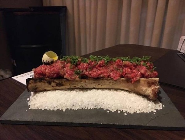 12. "Мой тартар подали на кости, которая, в свою очередь, лежала на крупной соли. Постараюсь не делать резких движений, чтобы не нарушить этот баланс".