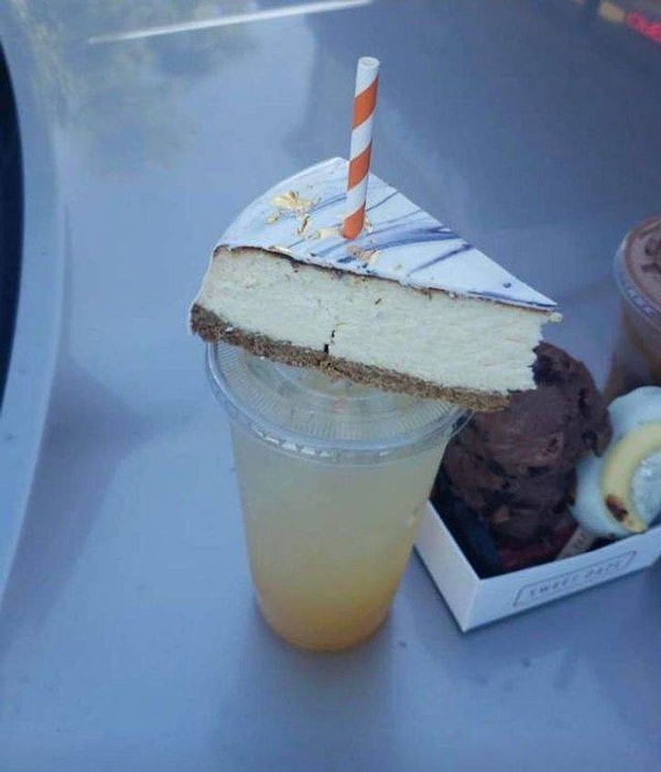 13. "Чизкейк мне пришлось есть руками, и он, конечно, разломился прямо пополам".