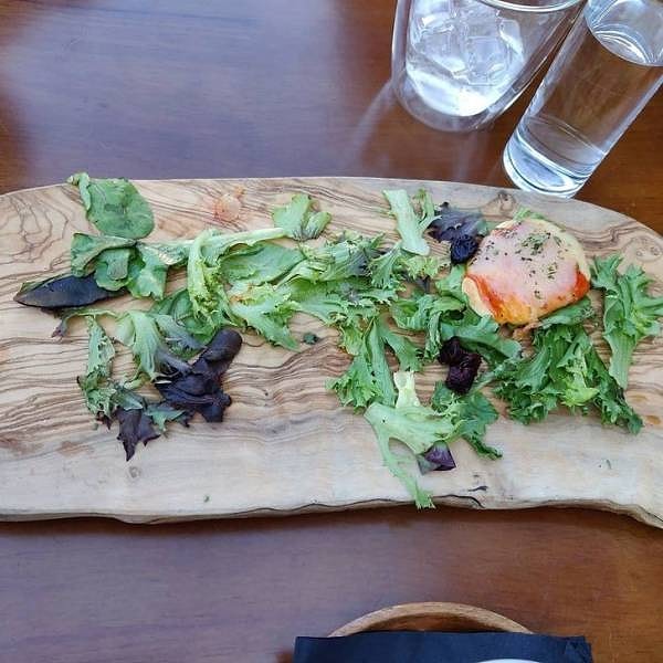 16. "Эта сервировка придумана специально для людей, которые хотят ощутить себя дикими животными, обедающими прямо с земли в лесу".