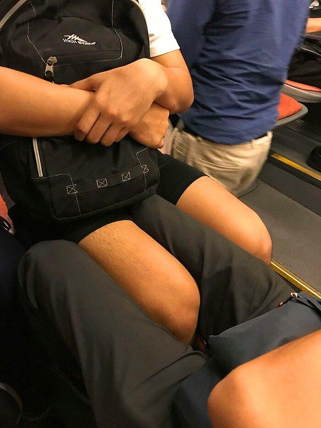 19. "İki uzun boylu arkadaşım, metroda karşılıklı oturmaya karar verdi."