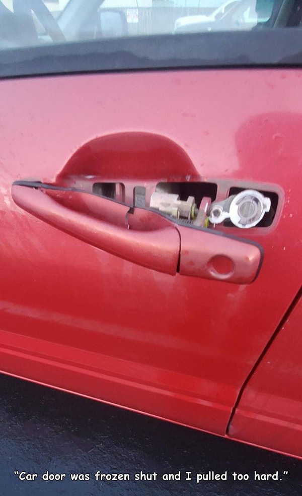 12. "Ручка от двери замерзла на морозе, и тут я дернул ее как следует".