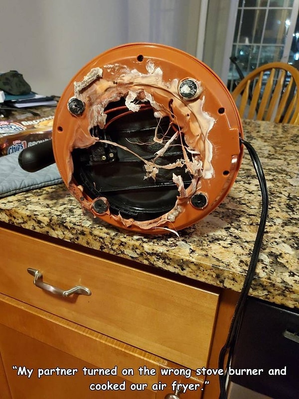 22. "Мой муж включил не ту комфорку и вместо ужина приготовил нашу воздушную фритюрницу".