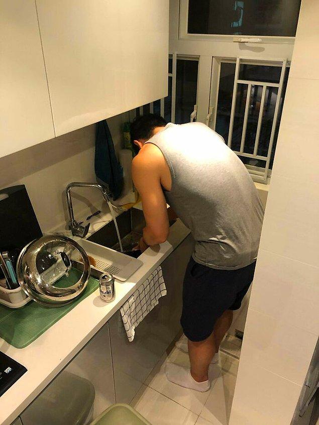 26. "Arkadaşım misafirliğe geldi ve şu an evimde bulaşık yıkamaya çalışıyor."