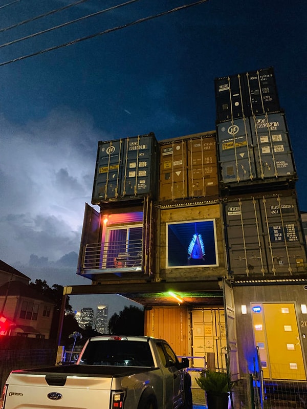 Для строительства этого уникального жилища Уилл Бро использовал 11 контейнеров.