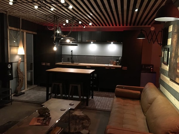 Несколько месяцев спустя он был вынужден уволить всю бригаду строителей, так как они не смогли дать ему то, что он хотел.