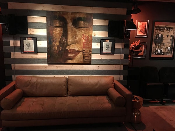 Внутри дома царит особая атмосфера.