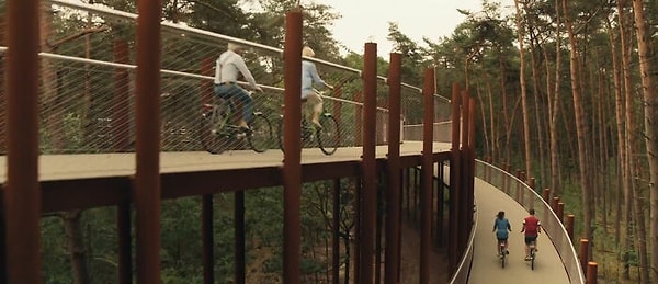 11. Двухуровневую дорожку в лесу теперь посещают не только местные, но и туристы, уставшие от городских достопримечательностей и желающие просто немного отдохнуть на природе, а заодно и покрутить педали.