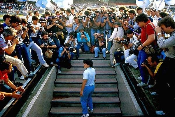 San Paolo'ya ilk çıkışında sadece Maradona'ya bir 'Hoş geldin' demek için 85 bin kişi stadı dolduruyor.