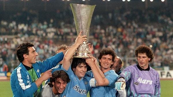 Maradona, 1984 yılında geldiği Napoli'de 1991 yılına kadar görülmemiş işlere imza attı. İki lig şampiyonluğu, bir UEFA Kupası, bir İtalya Kupası ve bir İtalya Süper Kupası kazandırdı.