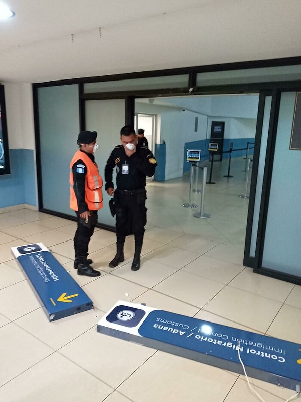 6. "Я разбил голову о знак вылета международных рейсов из Гватемалы. Этот аэропорт не был создан для высоких людей..."