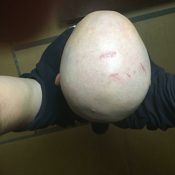 7. "Я с ростом 190 см жил в традиционном японском доме в Японии два месяца. Вот как в итоге выглядит моя голова"