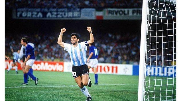 Nasıl bir sevgi olduğunu daha iyi anlatmak için şu olayı da yazalım: 1990 Dünya Kupası'nda ev sahibi İtalya, Arjantin ile karşılaştı. Maç Napoli şehrinde oynandı. O gün stadı dolduran Napolililer İtalya'yı değil Maradona'nın ülkesi Arjantin'i desteklediler.