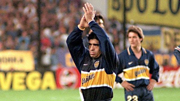 Futbolu ise 1997 yılında çocukluk hayali Boca Juniors'ta bıraktı.