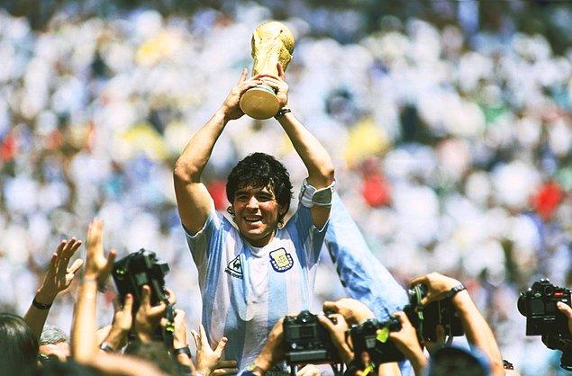 Ülkesi Arjantin'in 1986'da kazandığı Dünya Kupası'nda da Maradona'nın imzası vardı.