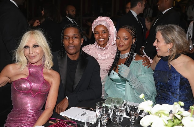 Bir mülteci kampında doğan ve ailesiyle Amerika'ya göç eden Somalili modelin kariyerinde duru güzelliği kadar tesettürlü oluşu da önemli rol oynadı.