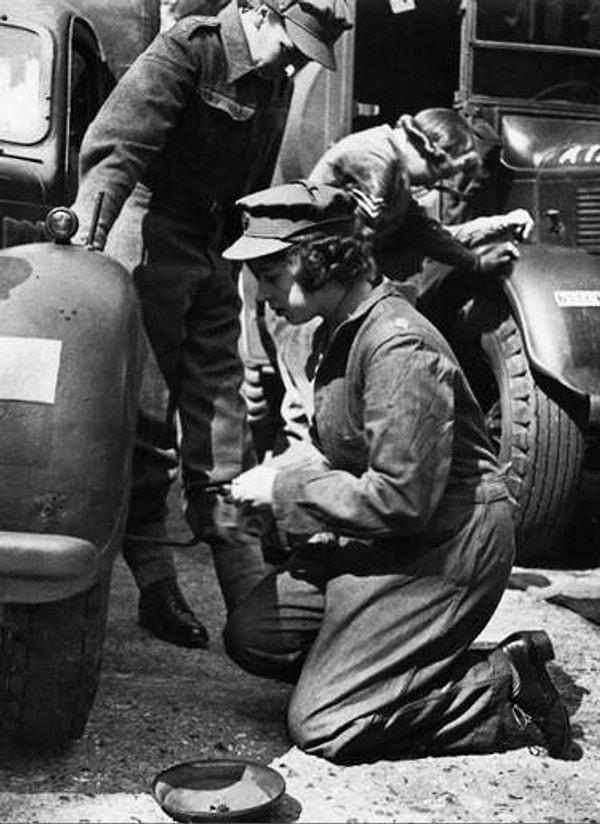 17. Британская королева работала механиком во Вторую мировую войну.