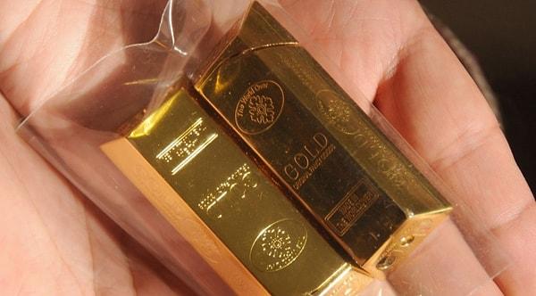 Külçe altın sattıklarını ileri süren şüphelilere 3 bin 700 lira veren H.K, aldığı sözde altının özel bantla kaplanmış çakmak olduğunu fark edince polise başvurdu.