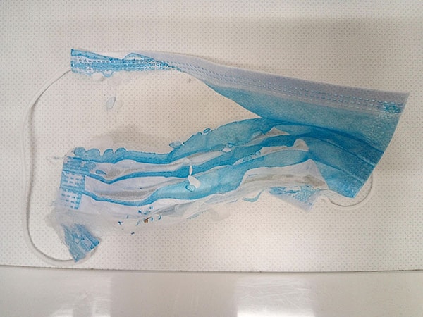 8. "Неудачная попытка погладить медицинскую маску".