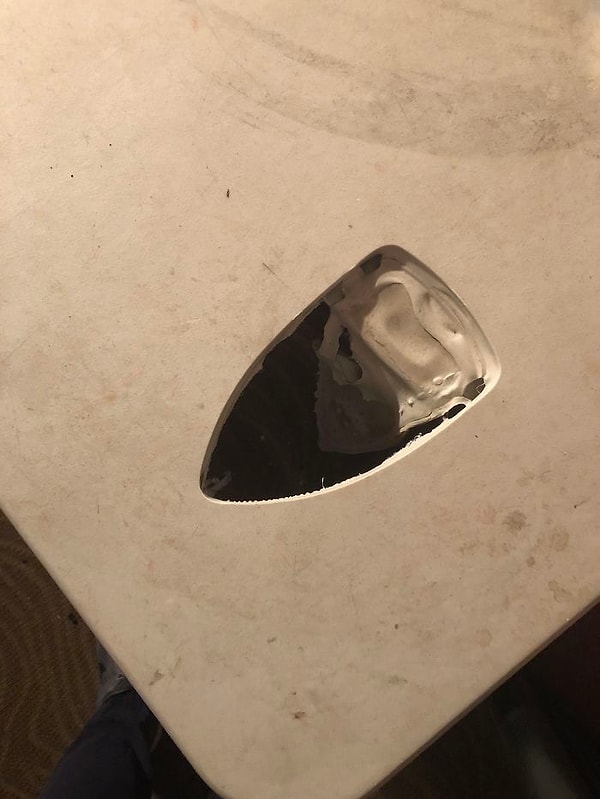 13. Пластиковый стол горячему утюгу не товарищ.